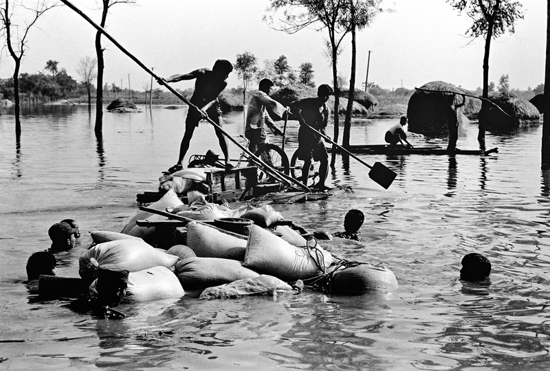 9、《抗洪壯歌》1993年夏,百年不遇的特大暴雨和強龍卷風多次襲擊菏澤地區, 面對突如其來的特大洪水,菏澤地委行署組織武警官兵、公安干警200多個搶險突擊隊,用1400多船只和木筏轉移群眾。(王超英).JPG