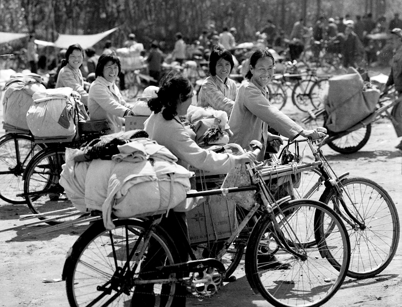 27、《大嫂經商》1985年,幾名臨沂婦女騎著自行車去集市上賣東西。伴隨著農村改革的深入,村民們不再被禁錮在土地上,許多婦女從家庭的小天地里掙脫出來,做起了小生意。(李霞).jpg