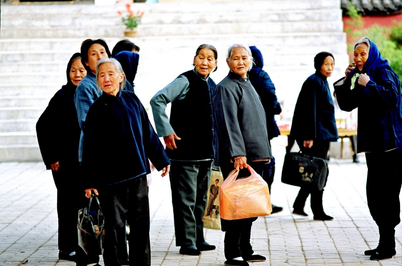 5、《進城》1992年,山東淄博,一群穿著整潔的老人“集體出動”進城逛逛,雖然裹著小腳,但走起路來十分迅捷。城市發展日新月異,讓她們感慨不已。(孫偉慶).jpg